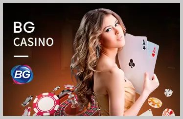 Bàn Poker với chip và bài